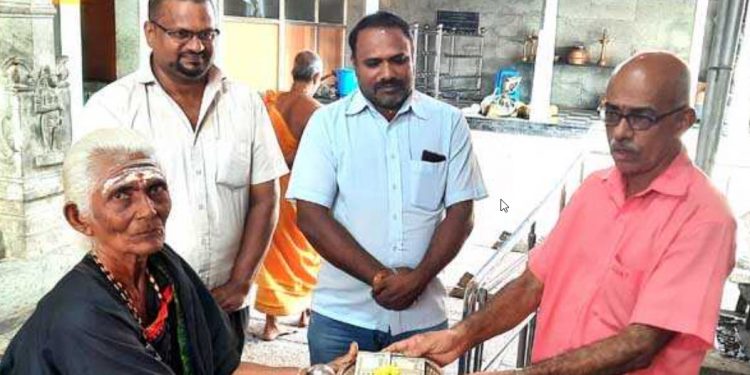 lakh rupees donated by begger old lady for saligrama temple annadana seve1