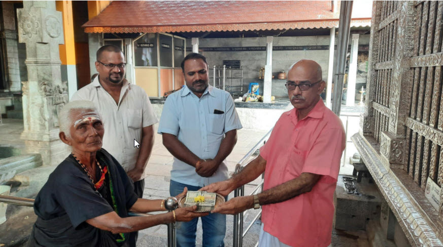 lakh rupees donated by begger old lady for saligrama temple annadana seve2