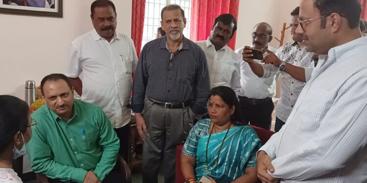 anantkumar-hegde-visits-jds-leader-anand-asnotikar-house