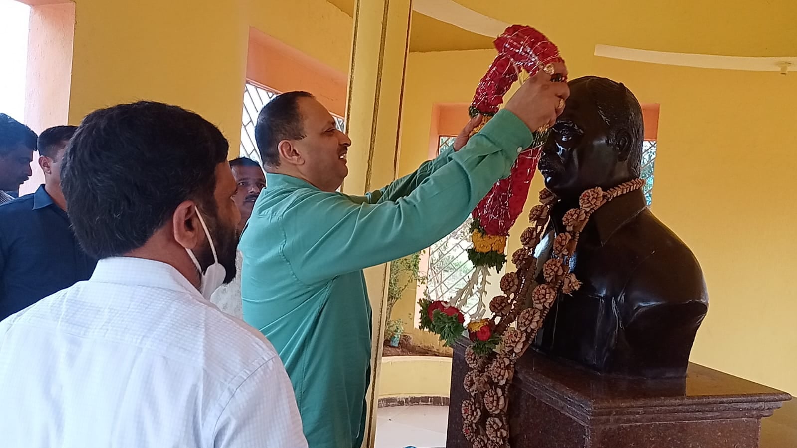 anantkumar hegde visits jds leader anand asnotikar house2