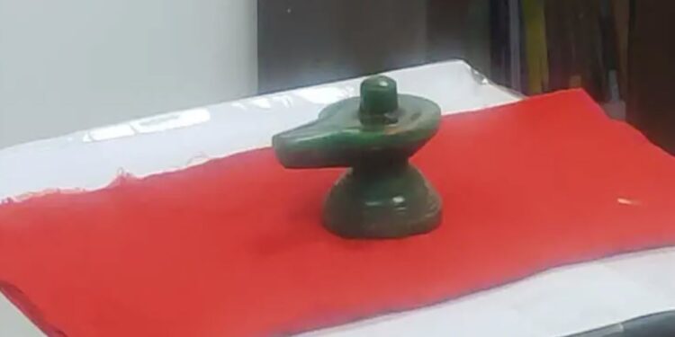 antique-emerald-shiva-lingam-worth-rs-5-billion-seized-from-indian-businessman 500-cr-worth-emerald-shivalingam-seized-from-bank-locker