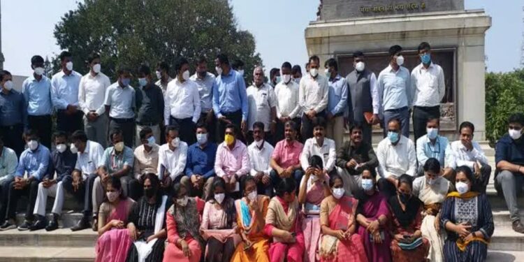 kas-officers-who-protest-infront-of-the-vidhana-souda