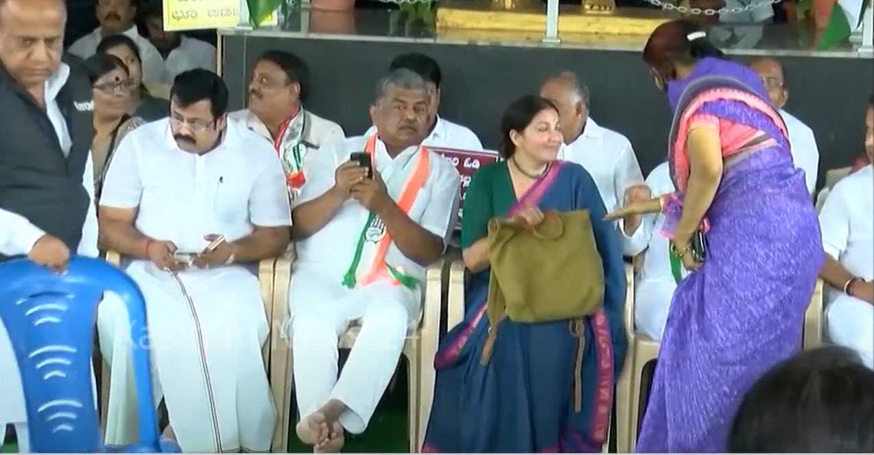 Bhavana Ramanna congress-woman-activists-lashesh-out