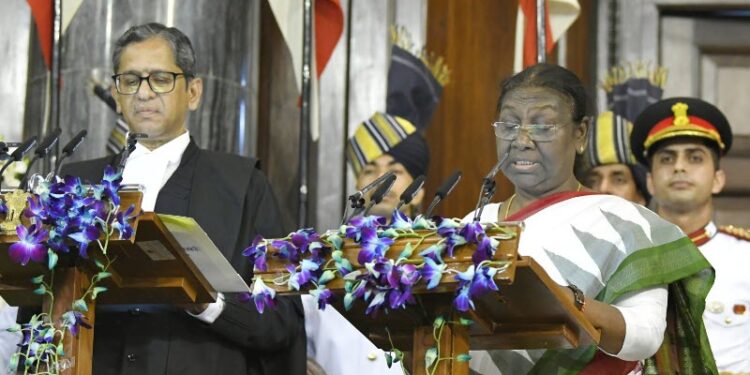 Mallikarjun kharge draupadi-murmu-oath-taking-seat-not-commensurate