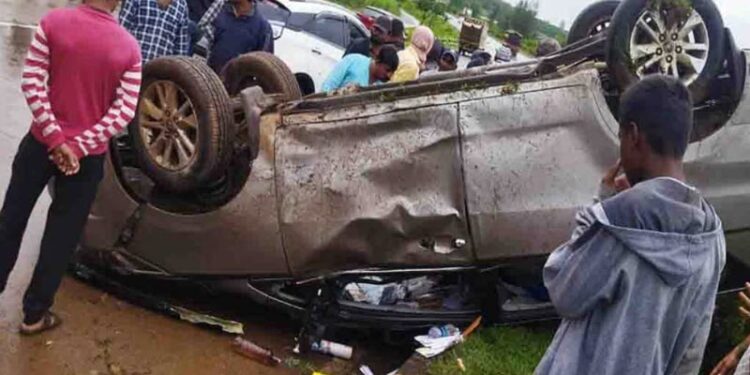 car-accident-nidasoshi-shivalingeshwara-swamiji-swamijis-car-accident-while-returning-from-chandrashekhar-guruji-funeral-dharwad