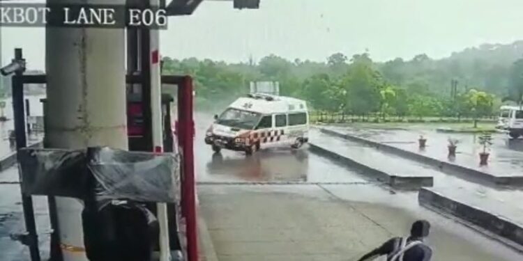 udupi-ambulance-tragic-video-of-ambulance-hitting-toll-plaza-in-karnatakas-udupi-emerges-4-dead