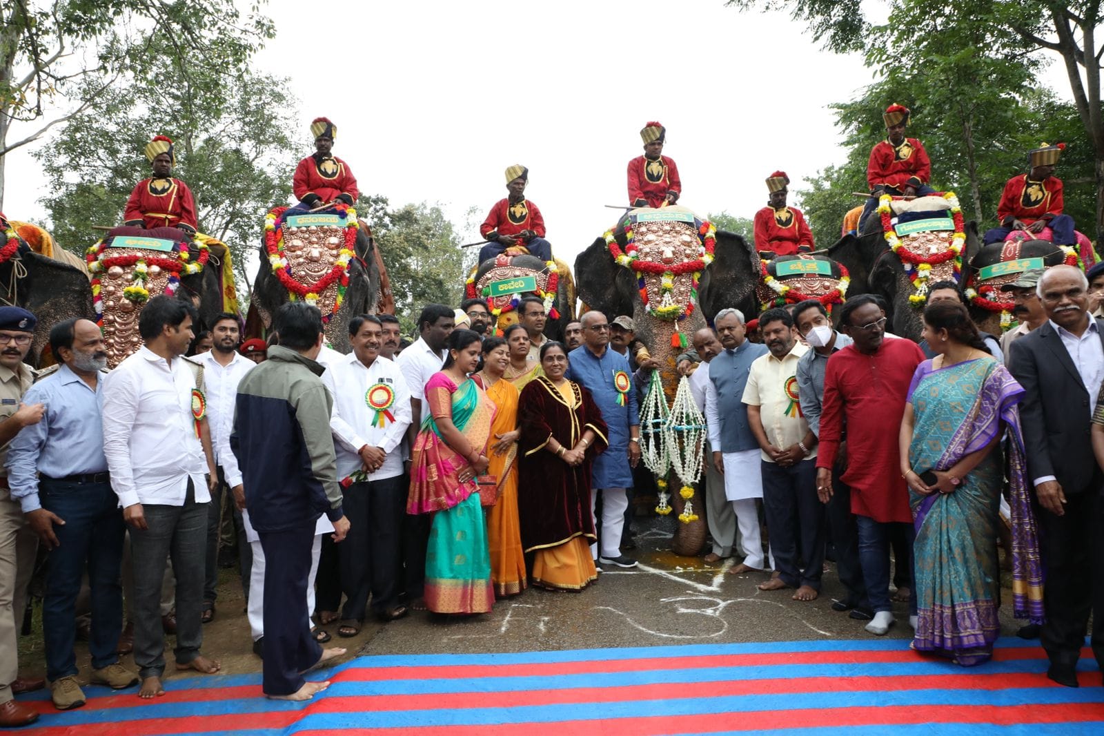 umesh-katti-wearing-a-shoe-at-mysore-on-dasara gaja pade