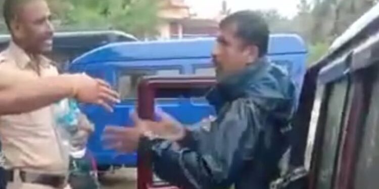 Police fight Mangalore-Police-constables-fighting-over-spoilt-food