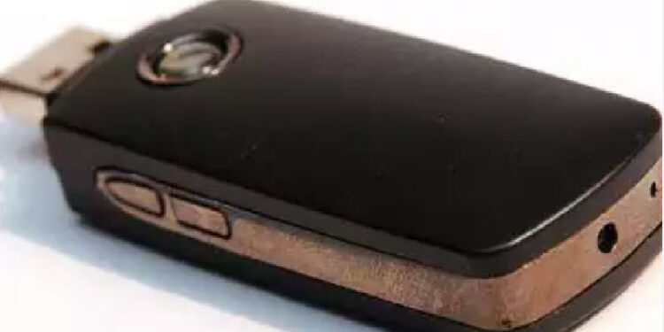Pen drive Arrest bengaluru-woman-loses-pen-drive-with-private-photos-blackmailer-demands