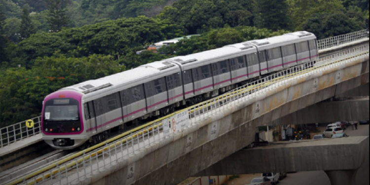 namma metro two-boys-in-soup-for-masking-cctv-camera