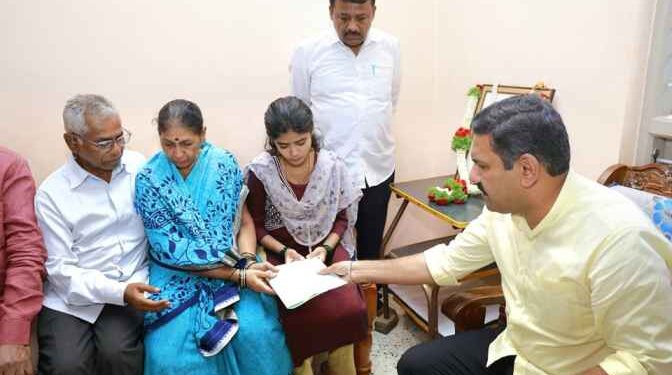 bjp-state-president-b-y-vijayendra-visited-the-deceased-chitradurga-renuka-swamy-house